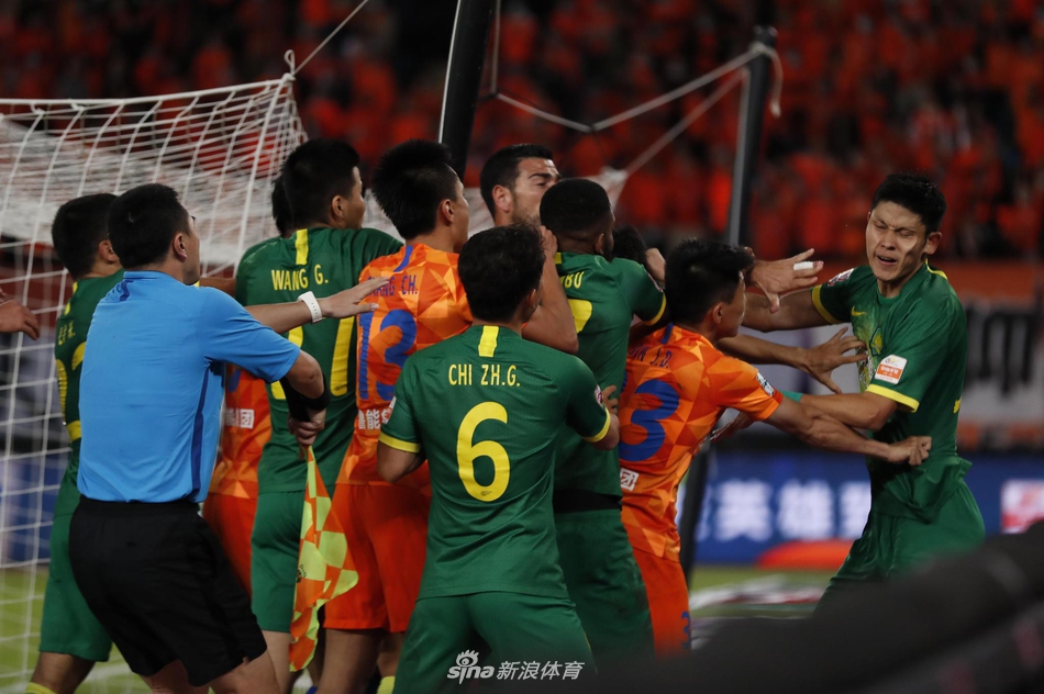 新浪直击京鲁对决双方起大规模冲突