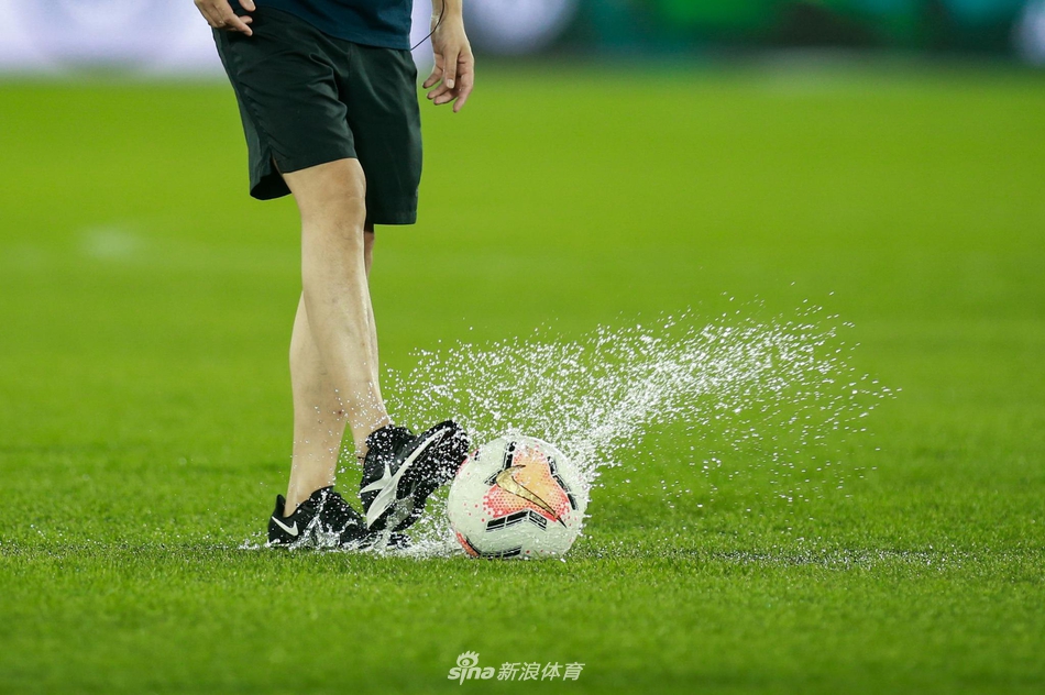 踢两脚！主裁亲自测试积水 贝尼特斯静候结果