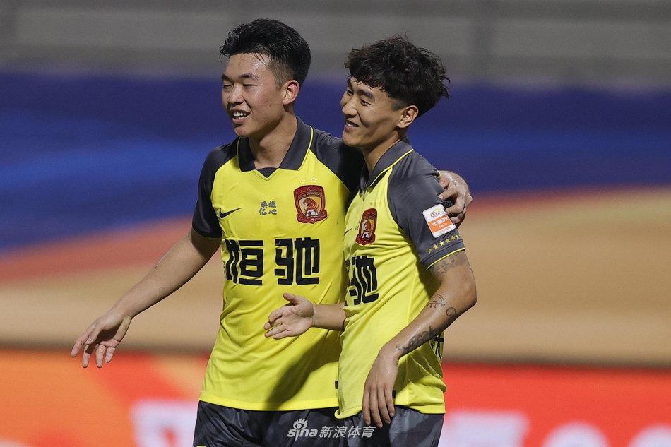 韦世豪与队友庆祝