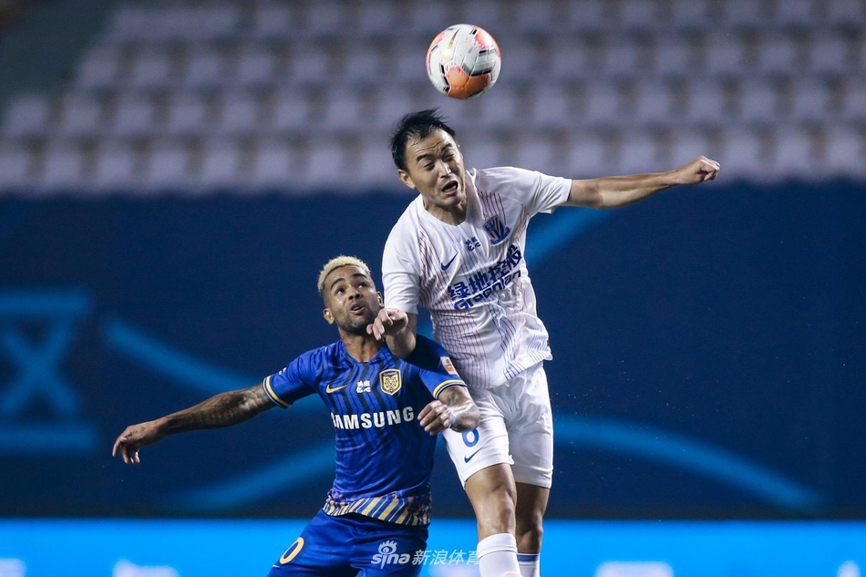 冯潇霆头球争顶