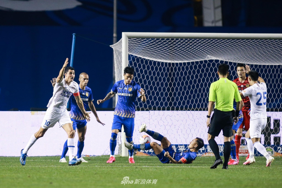 莫雷诺向裁判投诉