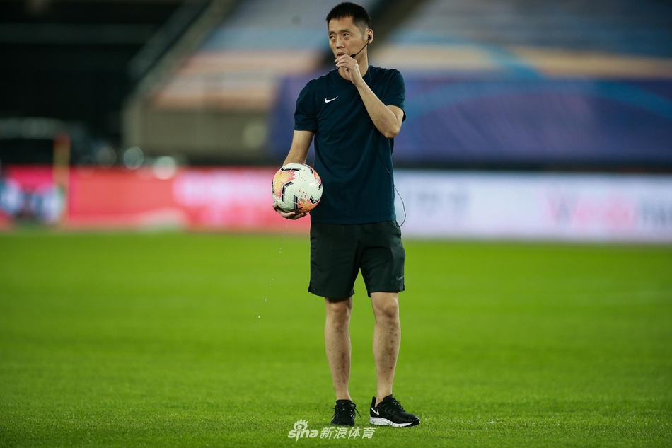 踢两脚！主裁亲自测试积水 贝尼特斯静候结果