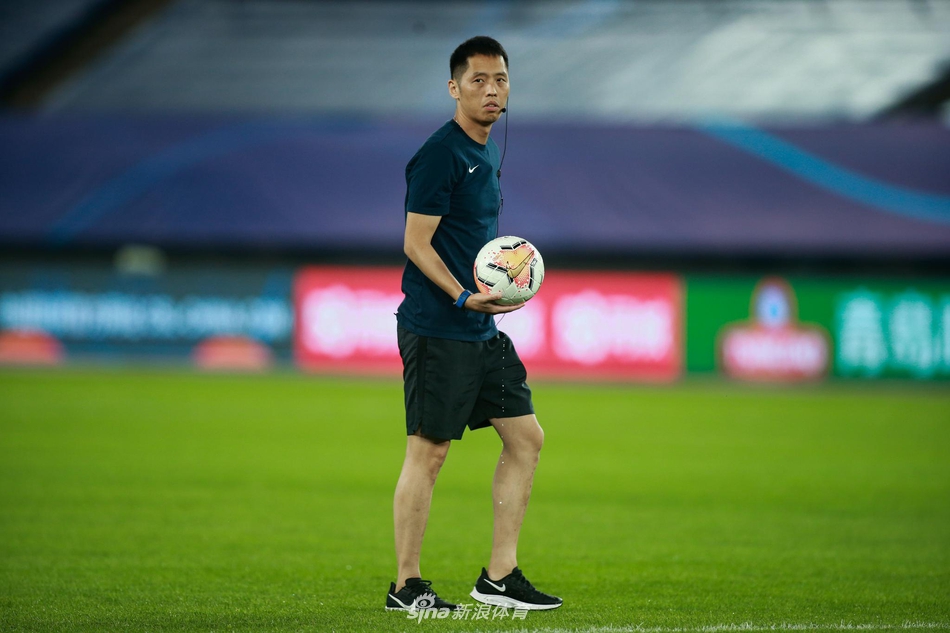 踢两脚！主裁亲自测试积水 贝尼特斯静候结果