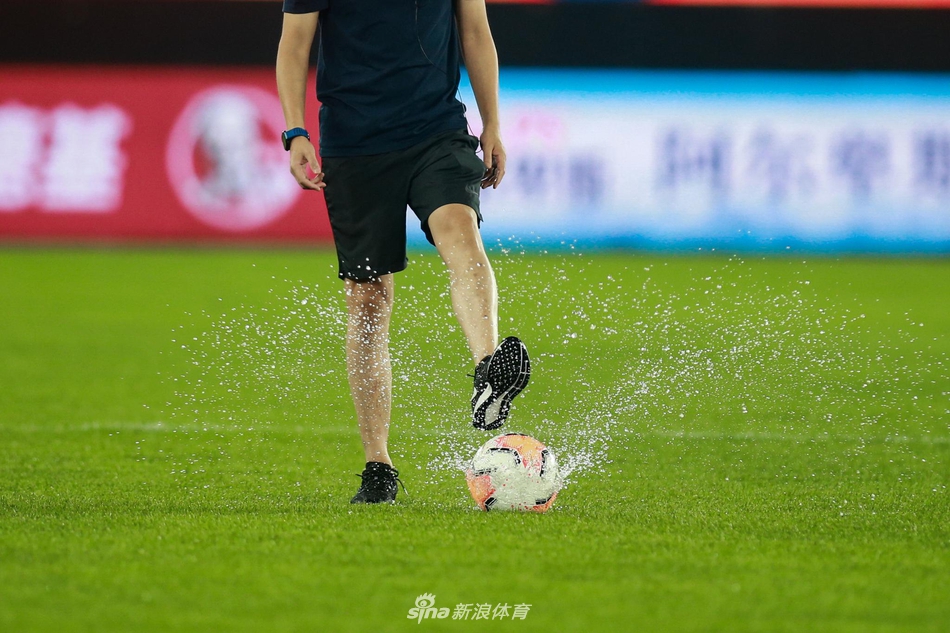 踢两脚！主裁亲自测试积水 贝尼特斯静候结果