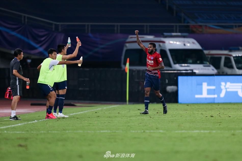 西里诺与替补席庆祝