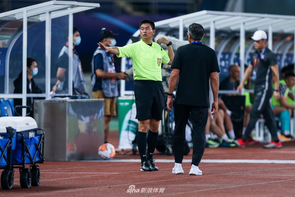 古特比与裁判讨论