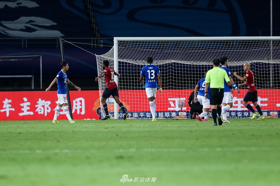 西里诺庆祝进球