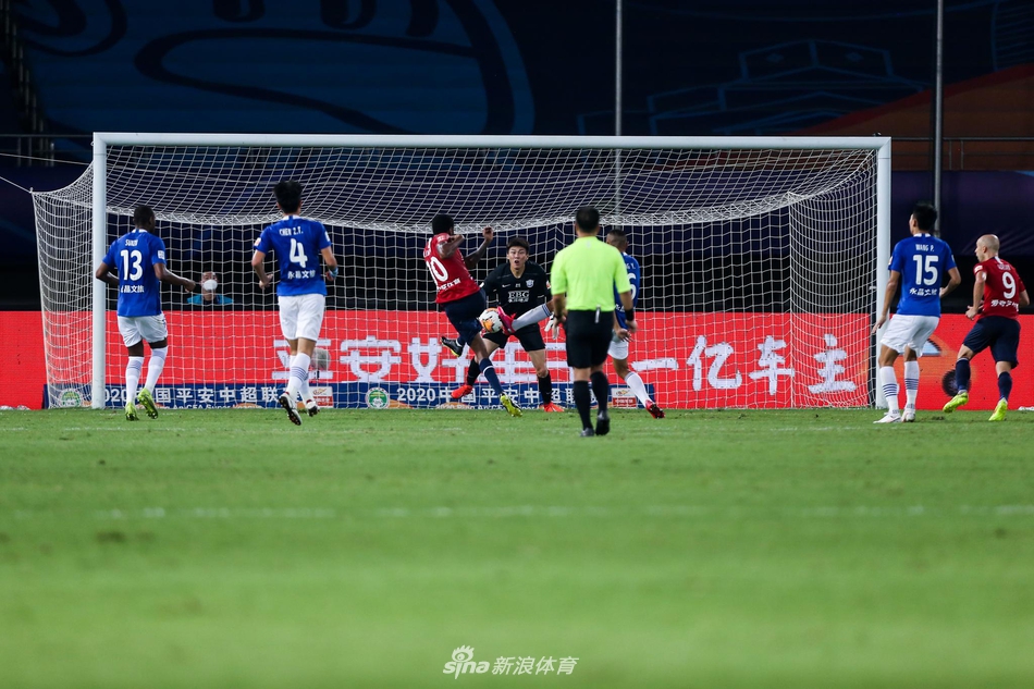 西利诺凌空破门