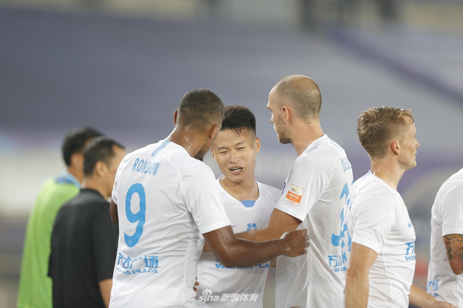 林良铭与队友庆祝