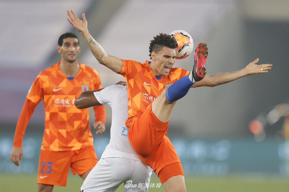 莫伊塞斯争高空球