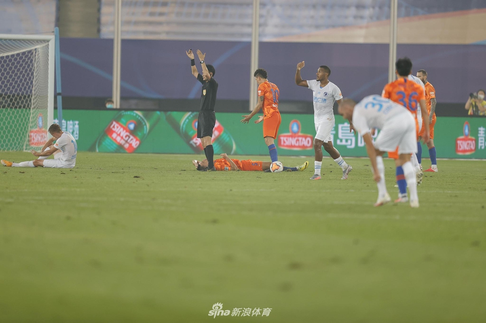 裁判喊队医进场