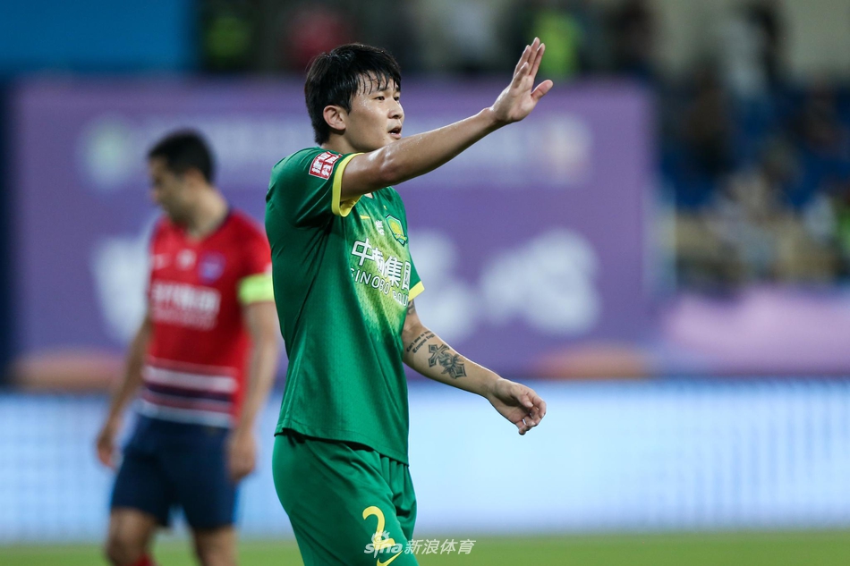 金玟哉挥手示意