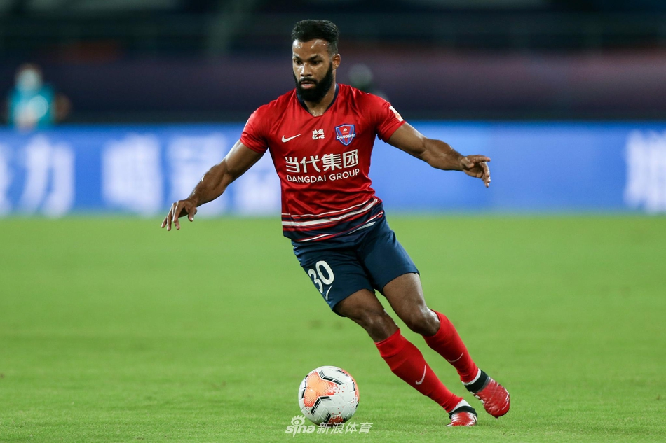 费尔南迪尼奥带球