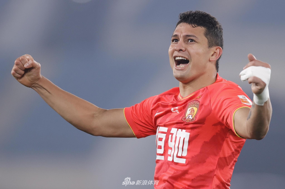 艾克森握拳庆祝