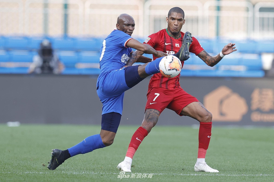 姆比亚先出一脚