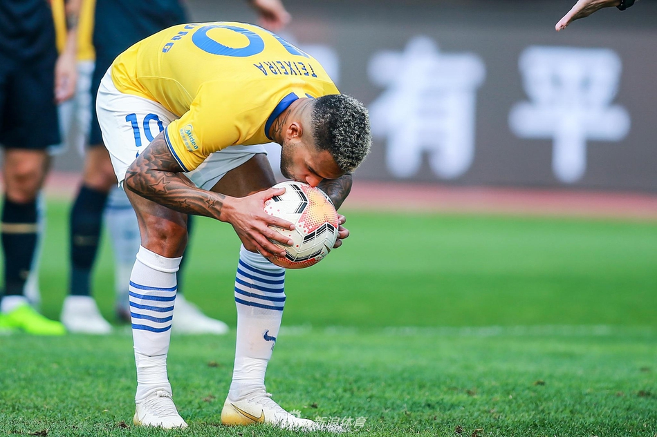 特谢拉亲吻足球