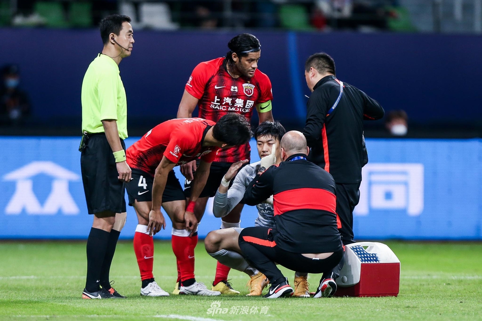 惨烈！阿瑙飙血+颜骏凌被打面门 上海德比人仰马翻