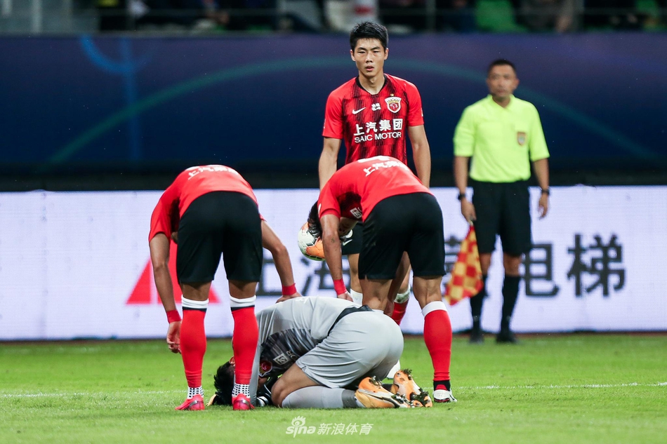 惨烈！阿瑙飙血+颜骏凌被打面门 上海德比人仰马翻