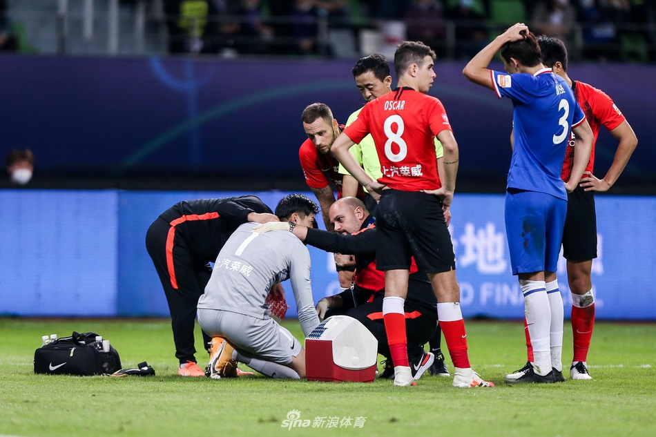 惨烈！阿瑙飙血+颜骏凌被打面门 上海德比人仰马翻