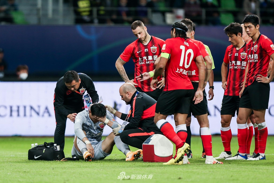 惨烈！阿瑙飙血+颜骏凌被打面门 上海德比人仰马翻