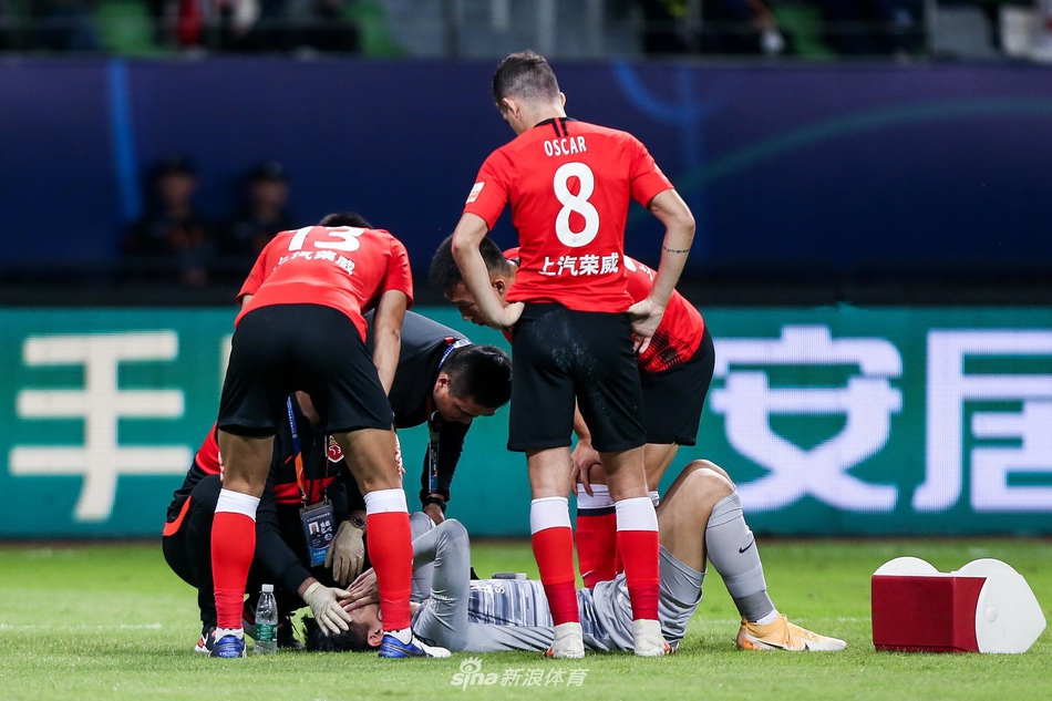 惨烈！阿瑙飙血+颜骏凌被打面门 上海德比人仰马翻