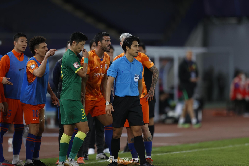遭集火！新浪直击鲁能"围攻"韩国主裁 不满裁判组
