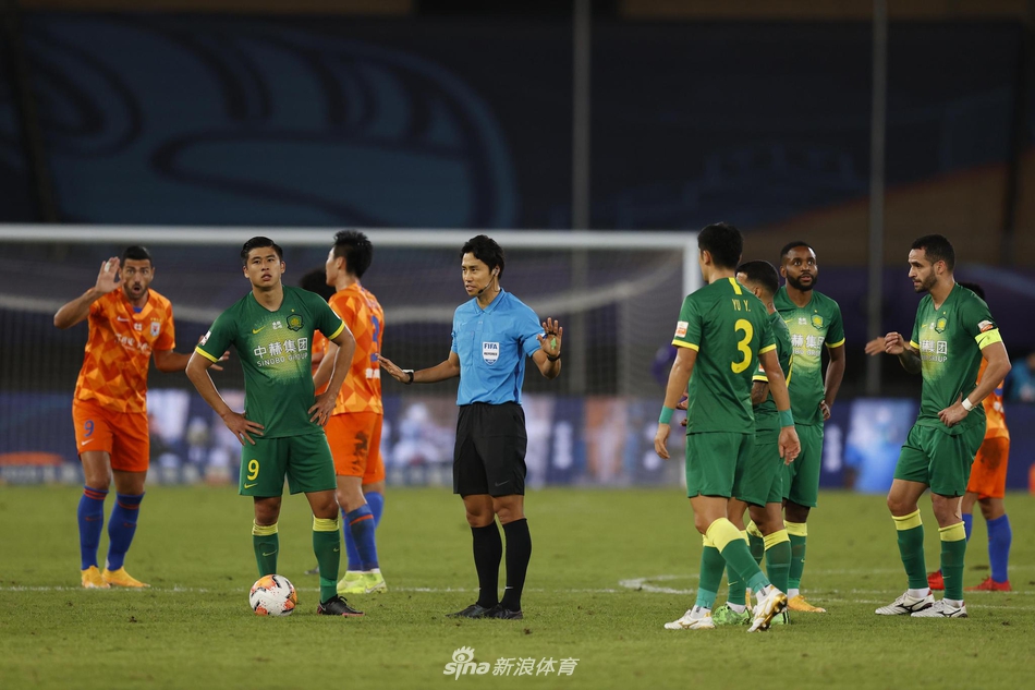 遭集火！新浪直击鲁能"围攻"韩国主裁 不满裁判组