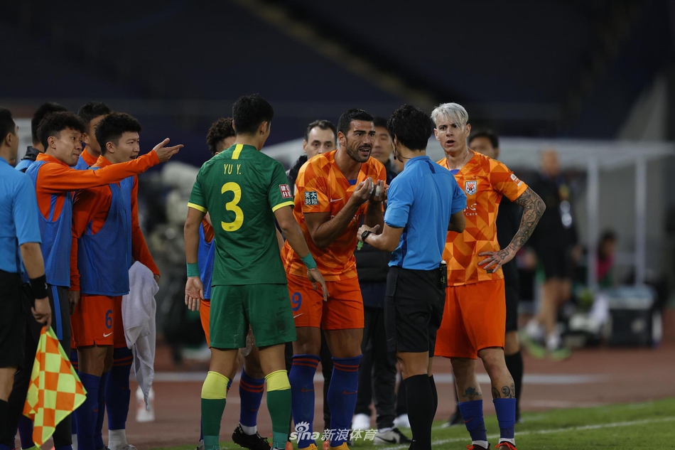 裁判与球员交流
