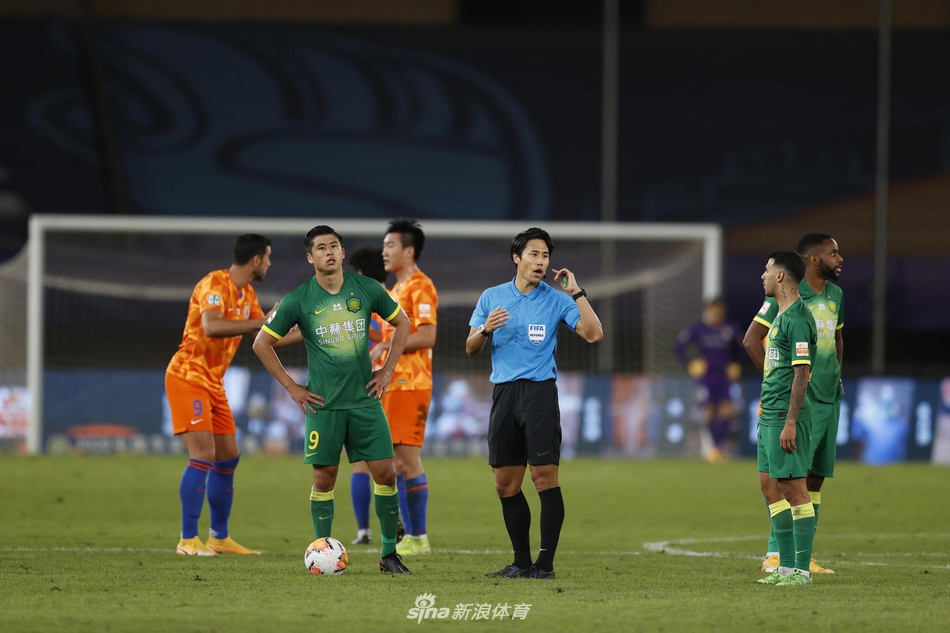 遭集火！新浪直击鲁能"围攻"韩国主裁 不满裁判组