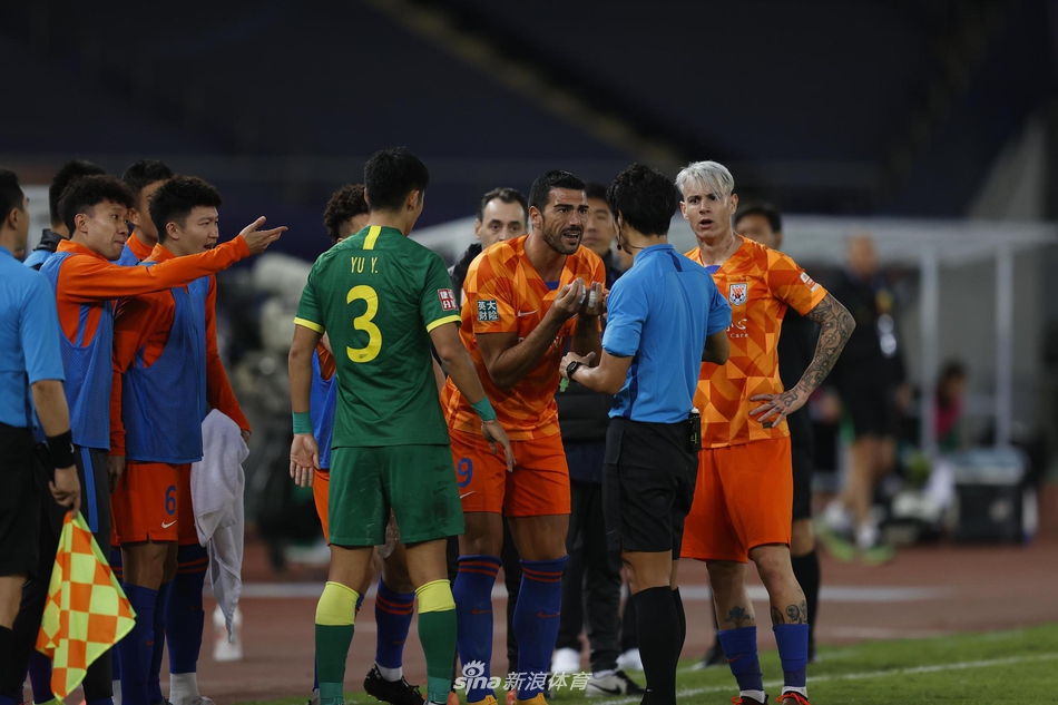 遭集火！新浪直击鲁能"围攻"韩国主裁 不满裁判组
