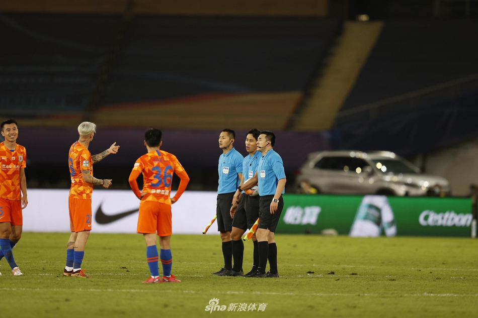 遭集火！新浪直击鲁能"围攻"韩国主裁 不满裁判组