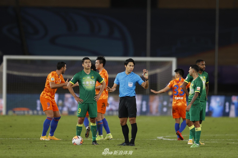 遭集火！新浪直击鲁能"围攻"韩国主裁 不满裁判组