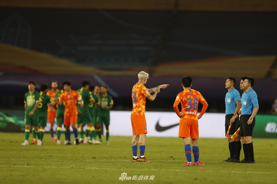 遭集火！新浪直击鲁能"围攻"韩国主裁 不满裁判组