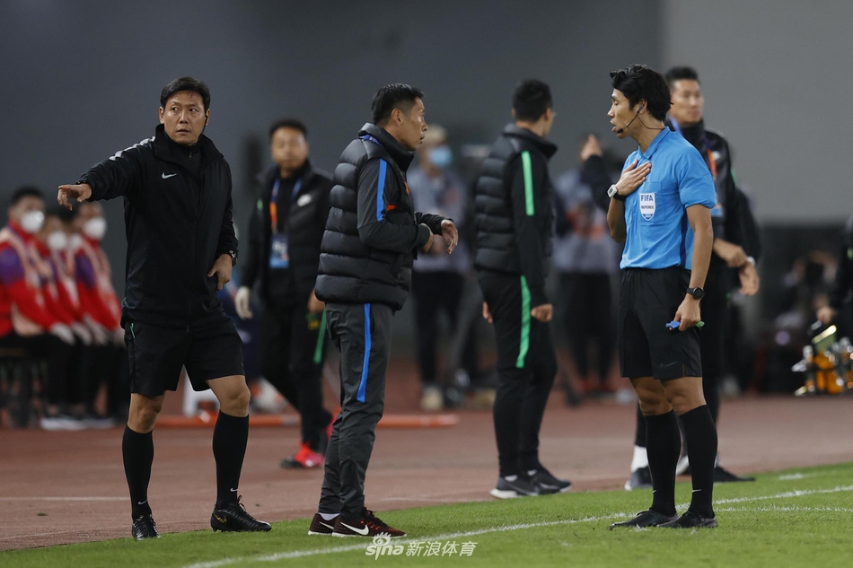 遭集火！新浪直击鲁能"围攻"韩国主裁 不满裁判组