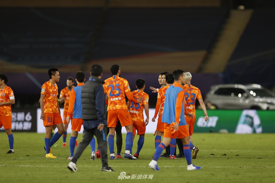 遭集火！新浪直击鲁能"围攻"韩国主裁 不满裁判组