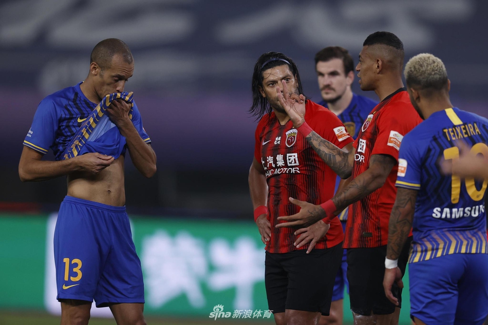 新浪直击上海上港1-2江苏苏宁