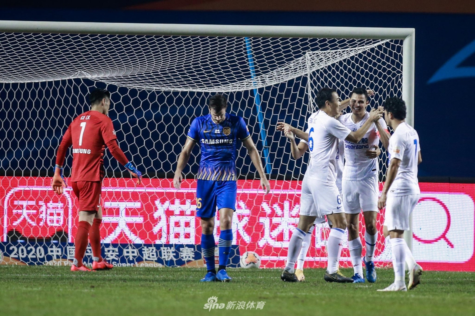 莫雷诺与队友相拥