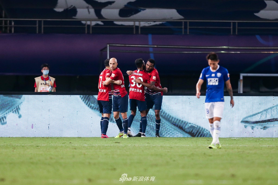 西里诺与队友庆祝