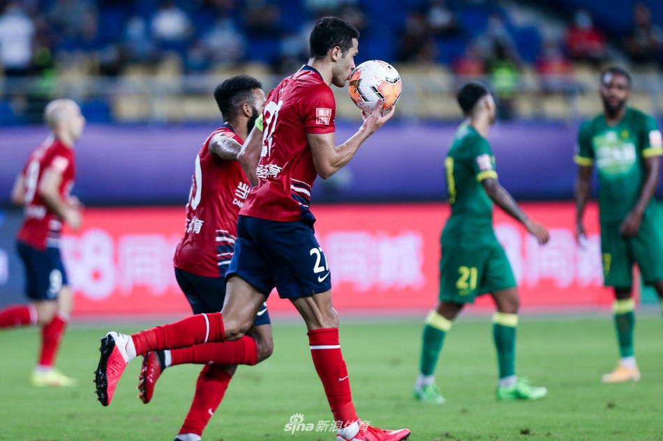 卡尔德克亲吻足球