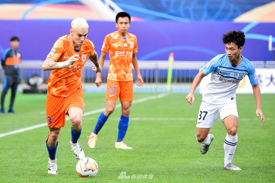 格德斯带球突破