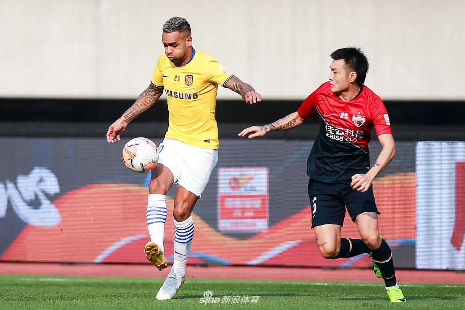 特谢拉大腿停球