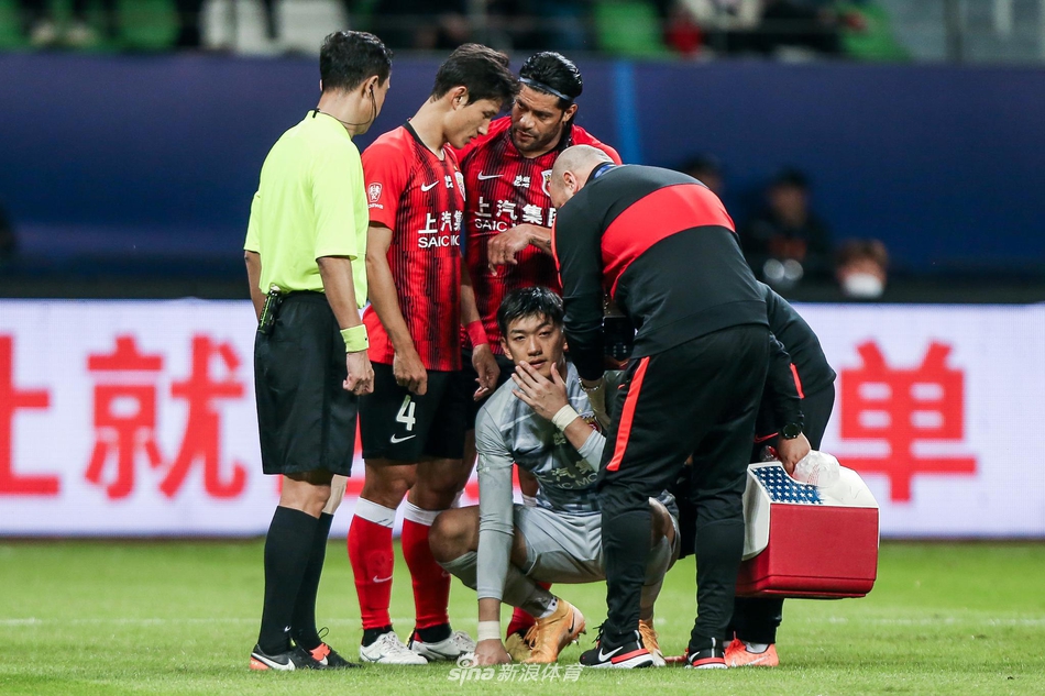 惨烈！阿瑙飙血+颜骏凌被打面门 上海德比人仰马翻