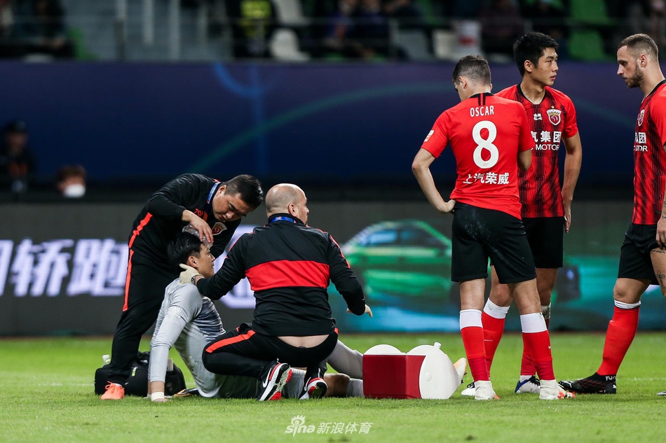 惨烈！阿瑙飙血+颜骏凌被打面门 上海德比人仰马翻