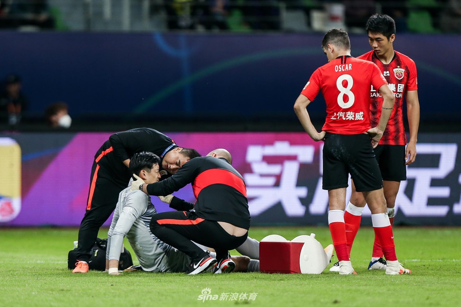 惨烈！阿瑙飙血+颜骏凌被打面门 上海德比人仰马翻