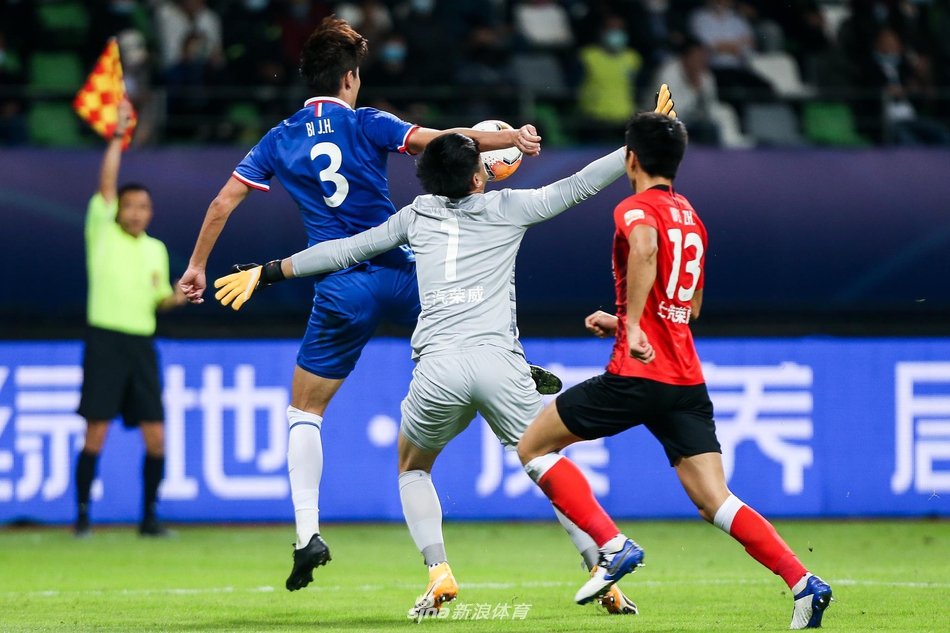 惨烈！阿瑙飙血+颜骏凌被打面门 上海德比人仰马翻