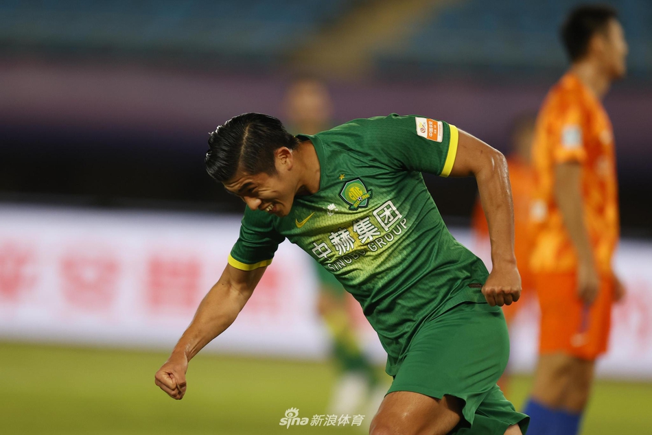 张玉宁庆祝进球