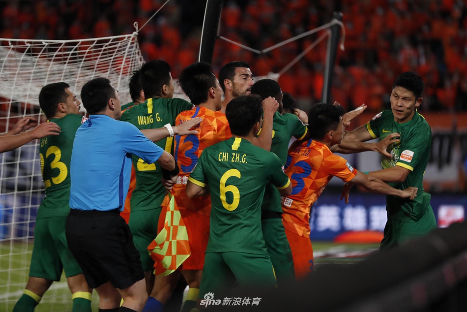 新浪直击京鲁对决双方起大规模冲突