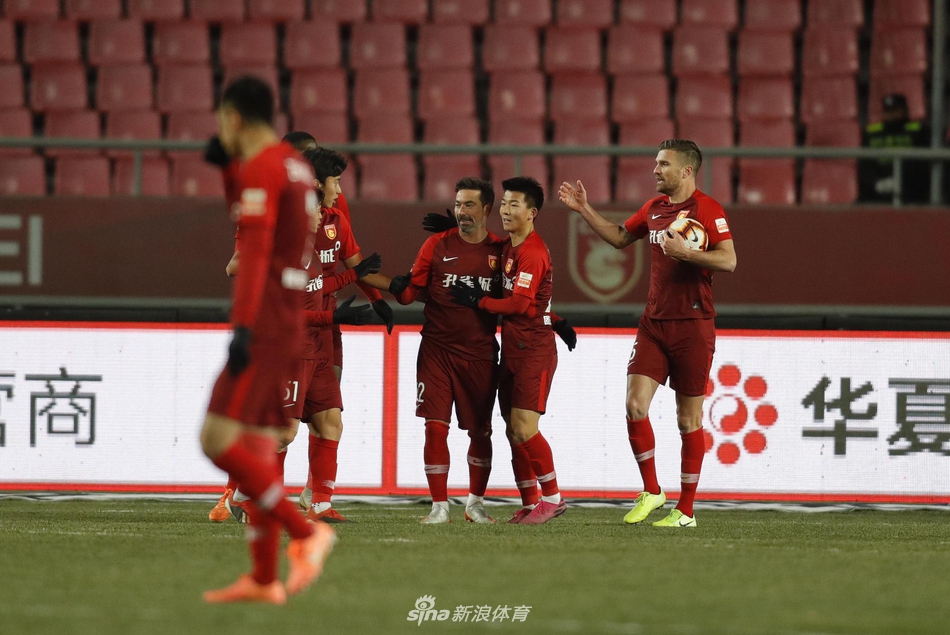 华夏庆祝拉维奇破门