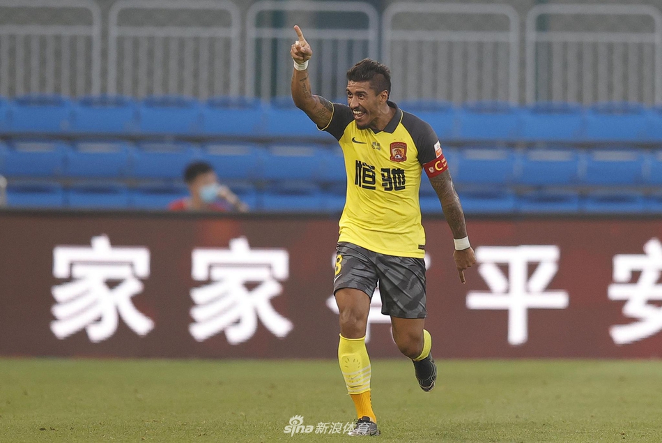 保利尼奥庆祝进球