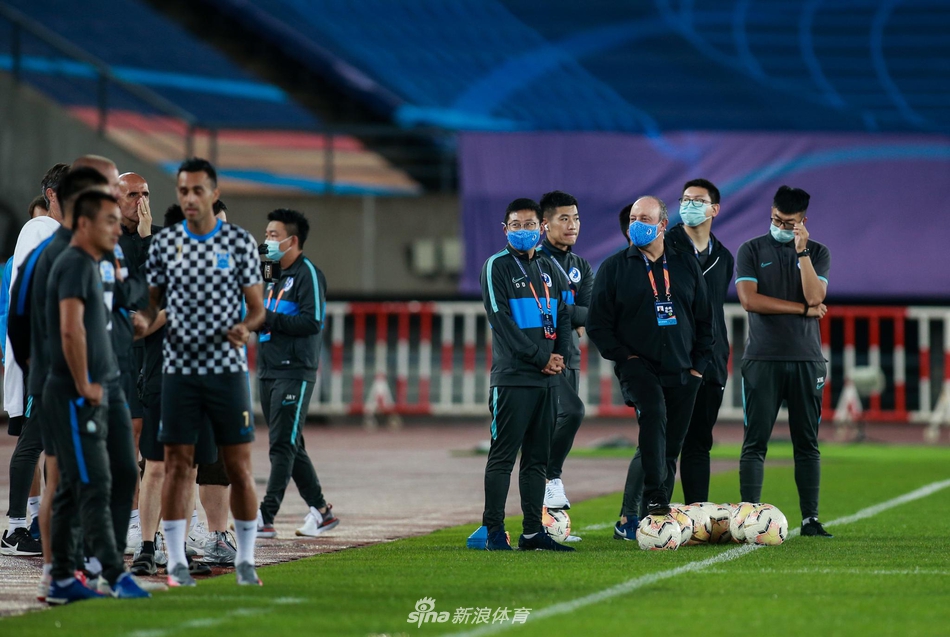 踢两脚！主裁亲自测试积水 贝尼特斯静候结果